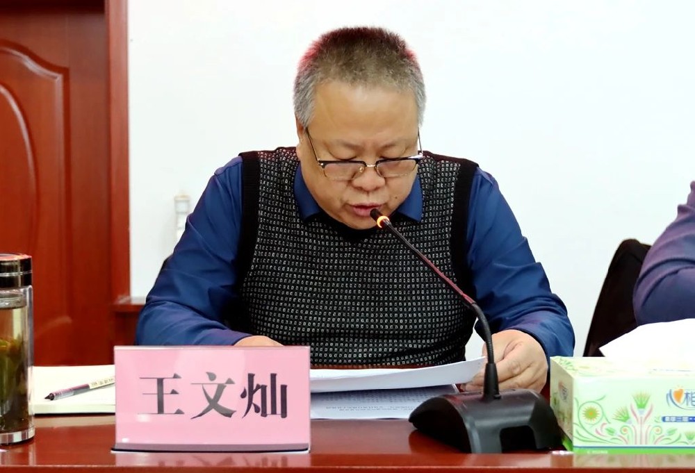 廉潔自律營造風清氣正的從業(yè)環(huán)境，開展批評與自我批評發(fā)揚日省月修的工作作風