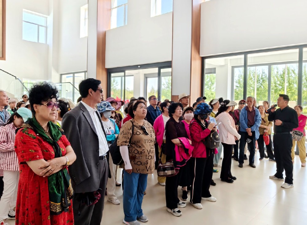 退休職工參觀傳祁甘味乳業(yè)點贊甘肅現(xiàn)代化乳制品生產基地